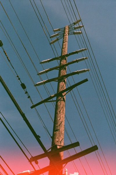 白天蓝天下的棕色木质电杆